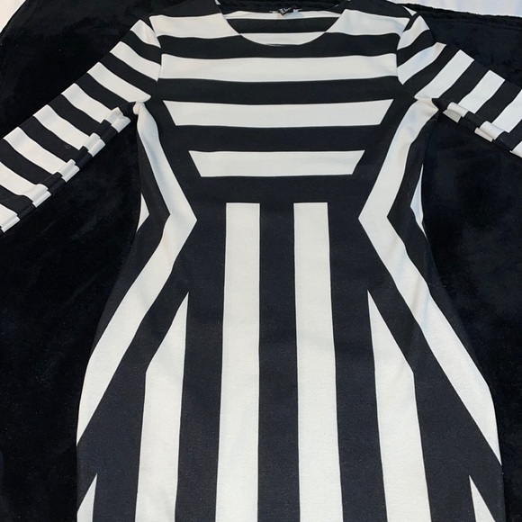 S cream & black wide striped dress with mid sleeves, crew neck, knee length H&M
